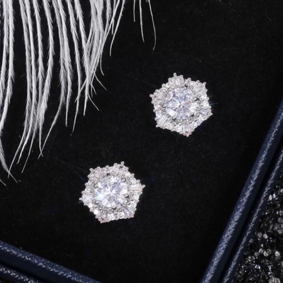 Silver 925 Stud Earrings round cut Cubic Zirconia - Picture 5 of 6